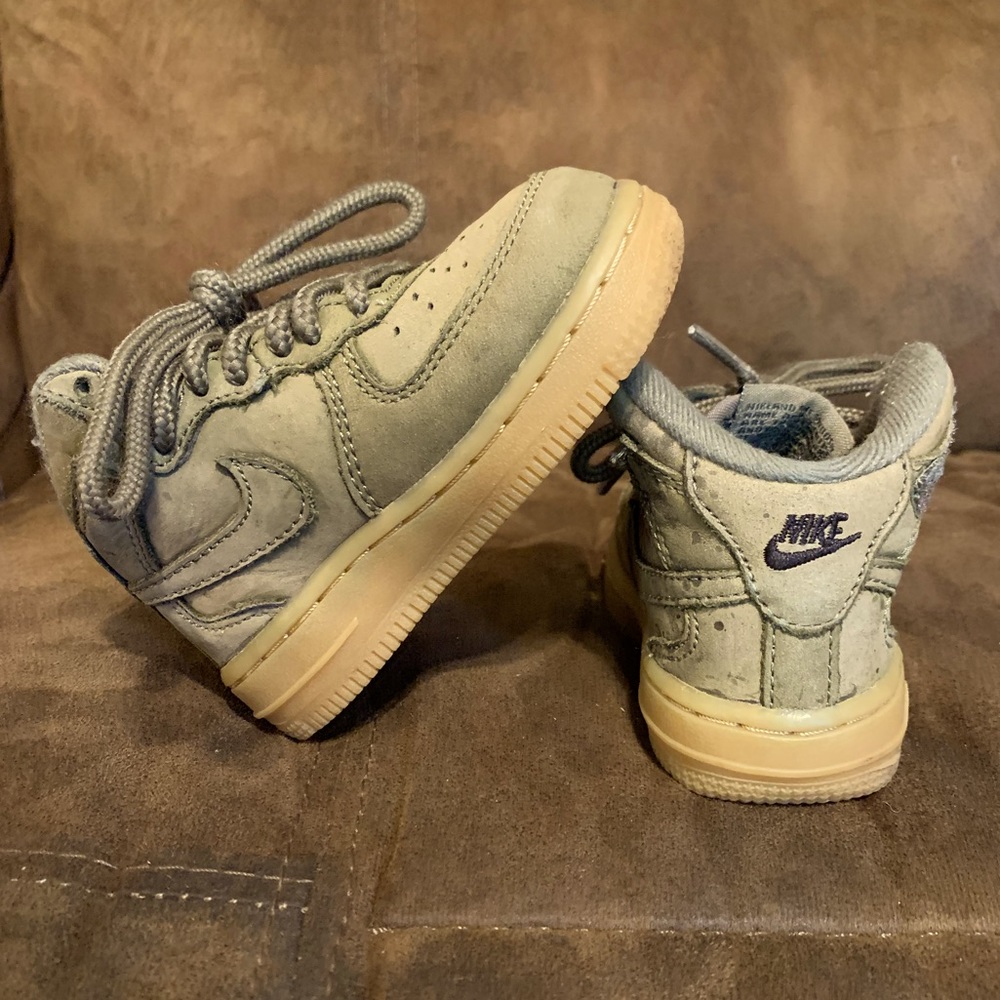 Army green Toddler high top Jordan’s - size 5C!